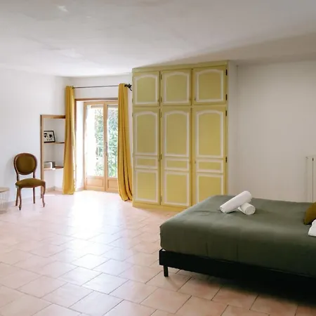 84b7 - In A Charming 18th Century Holiday home